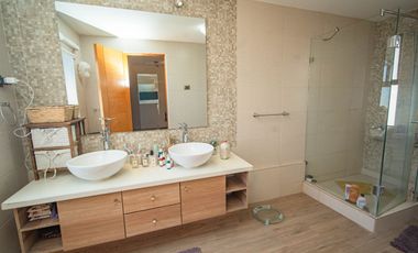 SE VENDE CASA EN COND. MARES DEL SUR.