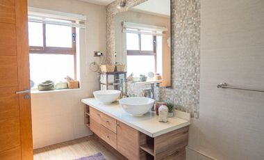 SE VENDE CASA EN COND. MARES DEL SUR.