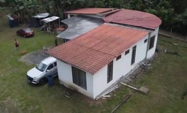 PUERTO QUITO, VENTA DE HERMOSA QUINTA JUNTO AL RIO CAONI, PLANITA