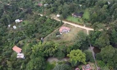 PUERTO QUITO, VENTA DE HERMOSA QUINTA JUNTO AL RIO CAONI, PLANITA