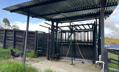 FINCA DE TRABAJO 30 CUADRAS CON AGUAS Y MEJORAS