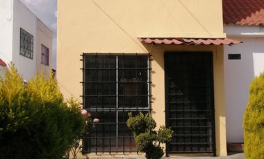 Casa en Ex Rancho San Dimas con patio trasero techado, seguridad, área verde común y calentador solar