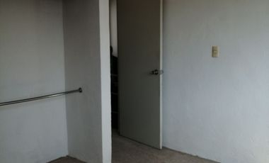 Casa en Ex Rancho San Dimas con patio trasero techado, seguridad, área verde común y calentador solar