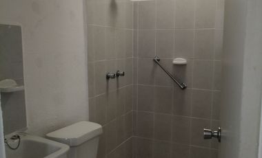 Casa en Ex Rancho San Dimas con patio trasero techado, seguridad, área verde común y calentador solar