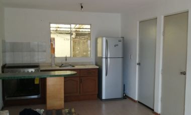 Casa en Ex Rancho San Dimas con patio trasero techado, seguridad, área verde común y calentador solar