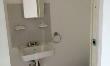 Casa en Ex Rancho San Dimas con patio trasero techado, seguridad, área verde común y calentador solar