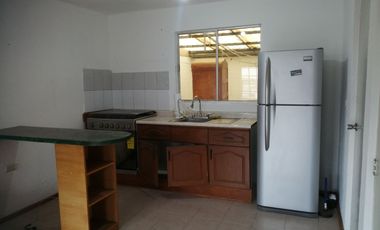Casa en Ex Rancho San Dimas con patio trasero techado, seguridad, área verde común y calentador solar