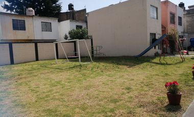 Casa en Ex Rancho San Dimas con patio trasero techado, seguridad, área verde común y calentador solar