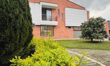 Casa Unifamiliar esquinera en unidad abierta para estrenar