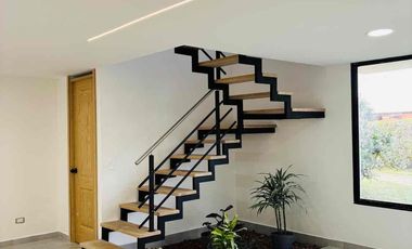 Casa Unifamiliar esquinera en unidad abierta para estrenar