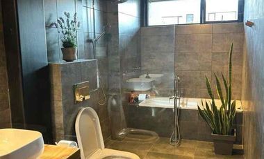 de renta casa Lumbisi  con terraza y jardín minimalista full amoblada dentro de urbanización privada no adosada 3 habitaciones