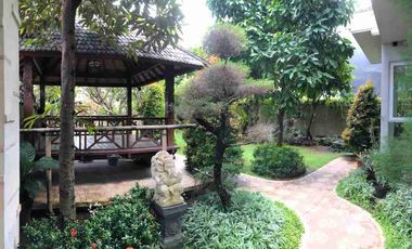 Rumah Modern dengan Kebun Luas di Tukad Badung Renon