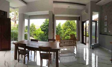 Rumah Modern dengan Kebun Luas di Tukad Badung Renon