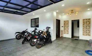 TURUN HARGA!!
Kost Eksklusif Cipete – Jl. Damai Raya
BRAND NEW !! 

Spesifikasi:
- Luas Tanah: 176 m²
- Bangunan: 3 lantai
- Jumlah Kamar: 29 kamar
- Okupansi: 100%
- Akses: Jalan raya utama 3 jalur mobil, bisa jalan kaki ke Jl. Fatmawati Raya
- Omset: ± Rp70 juta/bulan

- Harga sewa kamar: Rp2,5 juta/bulan

FASILITAS KAMAR:
- Kasur single/double
- Smart TV (Netflix, Disney Hotstar, YouTube, dll)
- WiFi
- AC
- Meja, kursi, lemari, rak penyimpanan
- Kamar mandi dalam: shower, water heater, closet duduk
- Listrik token masing-masing kamar

FASILITAS UMUM:
- Akses keluar-masuk 24 jam
- Keamanan 24 jam
- Dapur bersama (kompor, kulkas, microwave, air minum)
- Mesin cuci & area jemur
- Lounge area
- Parkir motor
- Penjaga kost
- CCTV

Harga Jual: Rp12 M Menjadi 11 M (Nego)