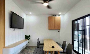 TURUN HARGA!!
Kost Eksklusif Cipete – Jl. Damai Raya
BRAND NEW !! 

Spesifikasi:
- Luas Tanah: 176 m²
- Bangunan: 3 lantai
- Jumlah Kamar: 29 kamar
- Okupansi: 100%
- Akses: Jalan raya utama 3 jalur mobil, bisa jalan kaki ke Jl. Fatmawati Raya
- Omset: ± Rp70 juta/bulan

- Harga sewa kamar: Rp2,5 juta/bulan

FASILITAS KAMAR:
- Kasur single/double
- Smart TV (Netflix, Disney Hotstar, YouTube, dll)
- WiFi
- AC
- Meja, kursi, lemari, rak penyimpanan
- Kamar mandi dalam: shower, water heater, closet duduk
- Listrik token masing-masing kamar

FASILITAS UMUM:
- Akses keluar-masuk 24 jam
- Keamanan 24 jam
- Dapur bersama (kompor, kulkas, microwave, air minum)
- Mesin cuci & area jemur
- Lounge area
- Parkir motor
- Penjaga kost
- CCTV

Harga Jual: Rp12 M Menjadi 11 M (Nego)