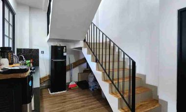 TURUN HARGA!!
Kost Eksklusif Cipete – Jl. Damai Raya
BRAND NEW !! 

Spesifikasi:
- Luas Tanah: 176 m²
- Bangunan: 3 lantai
- Jumlah Kamar: 29 kamar
- Okupansi: 100%
- Akses: Jalan raya utama 3 jalur mobil, bisa jalan kaki ke Jl. Fatmawati Raya
- Omset: ± Rp70 juta/bulan

- Harga sewa kamar: Rp2,5 juta/bulan

FASILITAS KAMAR:
- Kasur single/double
- Smart TV (Netflix, Disney Hotstar, YouTube, dll)
- WiFi
- AC
- Meja, kursi, lemari, rak penyimpanan
- Kamar mandi dalam: shower, water heater, closet duduk
- Listrik token masing-masing kamar

FASILITAS UMUM:
- Akses keluar-masuk 24 jam
- Keamanan 24 jam
- Dapur bersama (kompor, kulkas, microwave, air minum)
- Mesin cuci & area jemur
- Lounge area
- Parkir motor
- Penjaga kost
- CCTV

Harga Jual: Rp12 M Menjadi 11 M (Nego)