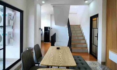 TURUN HARGA!!
Kost Eksklusif Cipete – Jl. Damai Raya
BRAND NEW !! 

Spesifikasi:
- Luas Tanah: 176 m²
- Bangunan: 3 lantai
- Jumlah Kamar: 29 kamar
- Okupansi: 100%
- Akses: Jalan raya utama 3 jalur mobil, bisa jalan kaki ke Jl. Fatmawati Raya
- Omset: ± Rp70 juta/bulan

- Harga sewa kamar: Rp2,5 juta/bulan

FASILITAS KAMAR:
- Kasur single/double
- Smart TV (Netflix, Disney Hotstar, YouTube, dll)
- WiFi
- AC
- Meja, kursi, lemari, rak penyimpanan
- Kamar mandi dalam: shower, water heater, closet duduk
- Listrik token masing-masing kamar

FASILITAS UMUM:
- Akses keluar-masuk 24 jam
- Keamanan 24 jam
- Dapur bersama (kompor, kulkas, microwave, air minum)
- Mesin cuci & area jemur
- Lounge area
- Parkir motor
- Penjaga kost
- CCTV

Harga Jual: Rp12 M Menjadi 11 M (Nego)