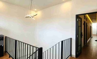 TURUN HARGA!!
Kost Eksklusif Cipete – Jl. Damai Raya
BRAND NEW !! 

Spesifikasi:
- Luas Tanah: 176 m²
- Bangunan: 3 lantai
- Jumlah Kamar: 29 kamar
- Okupansi: 100%
- Akses: Jalan raya utama 3 jalur mobil, bisa jalan kaki ke Jl. Fatmawati Raya
- Omset: ± Rp70 juta/bulan

- Harga sewa kamar: Rp2,5 juta/bulan

FASILITAS KAMAR:
- Kasur single/double
- Smart TV (Netflix, Disney Hotstar, YouTube, dll)
- WiFi
- AC
- Meja, kursi, lemari, rak penyimpanan
- Kamar mandi dalam: shower, water heater, closet duduk
- Listrik token masing-masing kamar

FASILITAS UMUM:
- Akses keluar-masuk 24 jam
- Keamanan 24 jam
- Dapur bersama (kompor, kulkas, microwave, air minum)
- Mesin cuci & area jemur
- Lounge area
- Parkir motor
- Penjaga kost
- CCTV

Harga Jual: Rp12 M Menjadi 11 M (Nego)