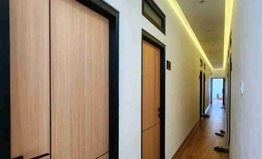 TURUN HARGA!!
Kost Eksklusif Cipete – Jl. Damai Raya
BRAND NEW !! 

Spesifikasi:
- Luas Tanah: 176 m²
- Bangunan: 3 lantai
- Jumlah Kamar: 29 kamar
- Okupansi: 100%
- Akses: Jalan raya utama 3 jalur mobil, bisa jalan kaki ke Jl. Fatmawati Raya
- Omset: ± Rp70 juta/bulan

- Harga sewa kamar: Rp2,5 juta/bulan

FASILITAS KAMAR:
- Kasur single/double
- Smart TV (Netflix, Disney Hotstar, YouTube, dll)
- WiFi
- AC
- Meja, kursi, lemari, rak penyimpanan
- Kamar mandi dalam: shower, water heater, closet duduk
- Listrik token masing-masing kamar

FASILITAS UMUM:
- Akses keluar-masuk 24 jam
- Keamanan 24 jam
- Dapur bersama (kompor, kulkas, microwave, air minum)
- Mesin cuci & area jemur
- Lounge area
- Parkir motor
- Penjaga kost
- CCTV

Harga Jual: Rp12 M Menjadi 11 M (Nego)