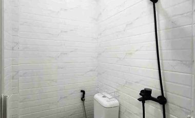 TURUN HARGA!!
Kost Eksklusif Cipete – Jl. Damai Raya
BRAND NEW !! 

Spesifikasi:
- Luas Tanah: 176 m²
- Bangunan: 3 lantai
- Jumlah Kamar: 29 kamar
- Okupansi: 100%
- Akses: Jalan raya utama 3 jalur mobil, bisa jalan kaki ke Jl. Fatmawati Raya
- Omset: ± Rp70 juta/bulan

- Harga sewa kamar: Rp2,5 juta/bulan

FASILITAS KAMAR:
- Kasur single/double
- Smart TV (Netflix, Disney Hotstar, YouTube, dll)
- WiFi
- AC
- Meja, kursi, lemari, rak penyimpanan
- Kamar mandi dalam: shower, water heater, closet duduk
- Listrik token masing-masing kamar

FASILITAS UMUM:
- Akses keluar-masuk 24 jam
- Keamanan 24 jam
- Dapur bersama (kompor, kulkas, microwave, air minum)
- Mesin cuci & area jemur
- Lounge area
- Parkir motor
- Penjaga kost
- CCTV

Harga Jual: Rp12 M Menjadi 11 M (Nego)