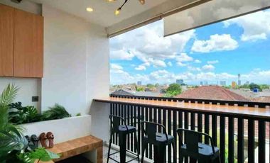 TURUN HARGA!!
Kost Eksklusif Cipete – Jl. Damai Raya
BRAND NEW !! 

Spesifikasi:
- Luas Tanah: 176 m²
- Bangunan: 3 lantai
- Jumlah Kamar: 29 kamar
- Okupansi: 100%
- Akses: Jalan raya utama 3 jalur mobil, bisa jalan kaki ke Jl. Fatmawati Raya
- Omset: ± Rp70 juta/bulan

- Harga sewa kamar: Rp2,5 juta/bulan

FASILITAS KAMAR:
- Kasur single/double
- Smart TV (Netflix, Disney Hotstar, YouTube, dll)
- WiFi
- AC
- Meja, kursi, lemari, rak penyimpanan
- Kamar mandi dalam: shower, water heater, closet duduk
- Listrik token masing-masing kamar

FASILITAS UMUM:
- Akses keluar-masuk 24 jam
- Keamanan 24 jam
- Dapur bersama (kompor, kulkas, microwave, air minum)
- Mesin cuci & area jemur
- Lounge area
- Parkir motor
- Penjaga kost
- CCTV

Harga Jual: Rp12 M Menjadi 11 M (Nego)