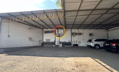Bangunan untuk usaha di jalan Soekarno Hatta