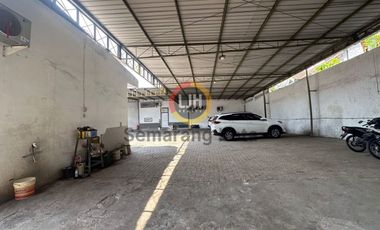 Bangunan untuk usaha di jalan Soekarno Hatta
