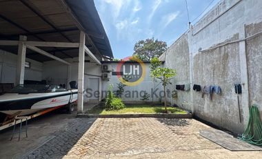 Bangunan untuk usaha di jalan Soekarno Hatta