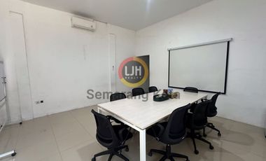 Bangunan untuk usaha di jalan Soekarno Hatta