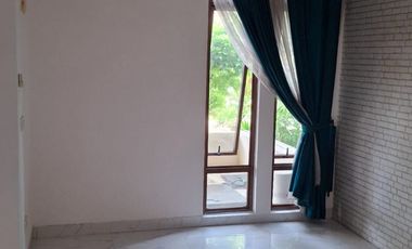 Rumah Bagus Siap Huni Dalam Cluster Depan di JGC Cakung Jakarta Timur - Semi Furnished