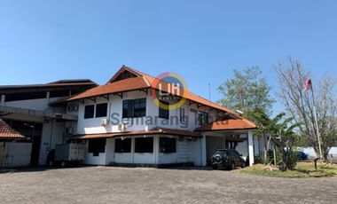 Gudang atau pabrik di jalan raya Semarang Demak