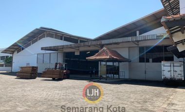 Gudang atau pabrik di jalan raya Semarang Demak