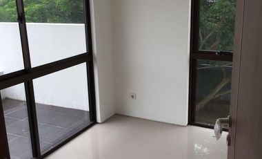 Rumah 3 Lantai Bagus Minimalis di Graha Natura Siap Huni