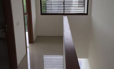 Rumah 3 Lantai Bagus Minimalis di Graha Natura Siap Huni