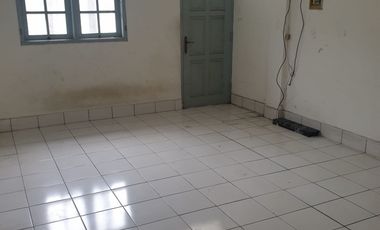 Disewakan Ruko di Kamal Raya. 3 Lantai. Luas 4x12m
