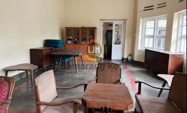 Rumah bangunan lama di jalan Osamaliki