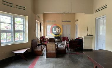 Rumah bangunan lama di jalan Osamaliki