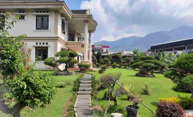 Villa mewah. Lokasi tinggi. Asri. Pemandangan indah. Kolam renang.