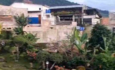 Villa mewah. Lokasi tinggi. Asri. Pemandangan indah. Kolam renang.