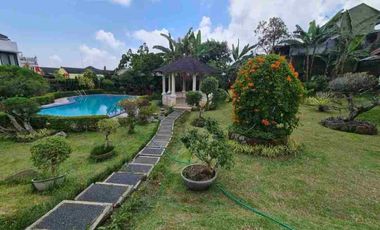 Villa mewah. Lokasi tinggi. Asri. Pemandangan indah. Kolam renang.
