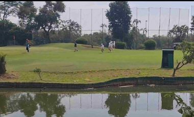 Villa mewah. Lokasi tinggi. Asri. Pemandangan indah. Kolam renang.