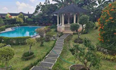 Villa mewah. Lokasi tinggi. Asri. Pemandangan indah. Kolam renang.