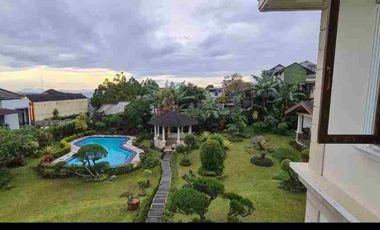 Villa mewah. Lokasi tinggi. Asri. Pemandangan indah. Kolam renang.