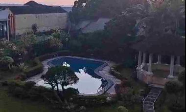 Villa mewah. Lokasi tinggi. Asri. Pemandangan indah. Kolam renang.