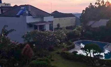 Villa mewah. Lokasi tinggi. Asri. Pemandangan indah. Kolam renang.