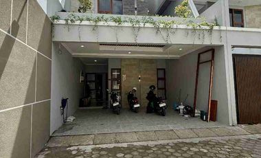 DI JUAL RUMAH  DI CLUSTER EKSKLUSIF DALAM RINGROAD DEKAT JALAN RAYA GEDONG KUNING.