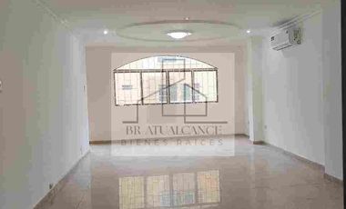 Kennedy Norte, Alquiler de Departamento con aires acondicionados , 3 Dormitorios con baños, cuarto de servicio, garaje, sector circuito cerrado, piso alto