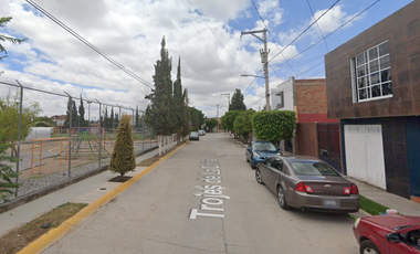 ¡Oportunidad de Inversión! Casa en Remate Bancario Aproveche esta excelente oportunidad de adquisición mediante remate bancario. En San Luis Potosí