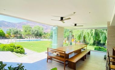 VENTA ESPECTACULAR CASA MEDITERRÁNEA EN LAS BRISAS DE CHICUREO – DISEÑO VANGUARDISTA, LUJO Y FUNCIONALIDAD - 5D + 4B + GRAN SERVICIO + QUINCHO +