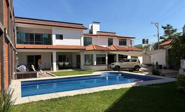 Casa En El Corazón De Cuautla, Con Jardín Y Alberca Privada